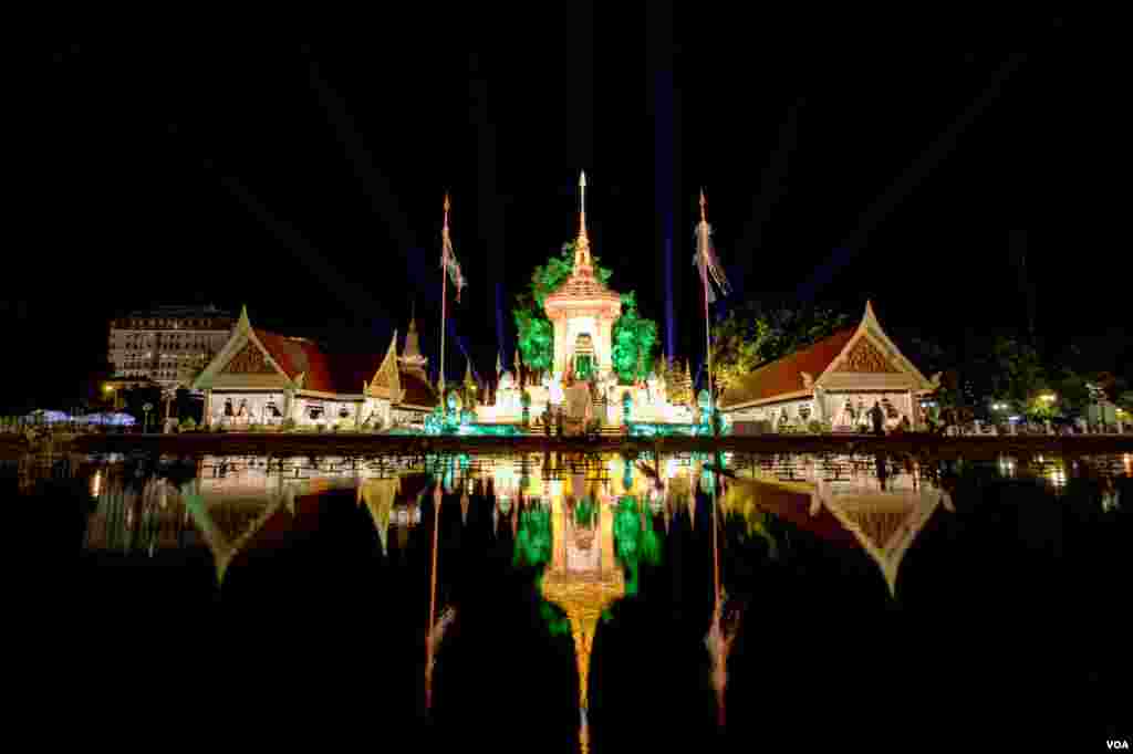 The cremation place for Chea Sim, former president of Cambodian People's Party and the Senate of Cambodia in the night view a day before his cremation on June 18, 2015. (Nov Povleakhena/VOA Khmer)