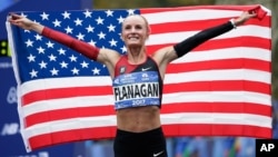 Shalane Flanagan de EE.UU. ganó la Maratón de Nueva York, el domingo, 5 de noviembre de 2017, poniendo fin a una racha de 40 años sin que una atleta estadounidense ocupara el primer puesto.