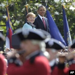 Le président Obama et la chancelière Merkel lors de la cérémonie d’accueil dans les jardins de la Maison-Blanche