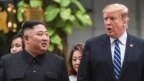 Tổng thống Mỹ Donald Trump (phải) trò chuyện với lãnh đạo Triều Tiên Kim Jong Un trong lúc nghỉ ngơi giữa các cuộc đàm phán tại thượng đỉnh Mỹ-Triều lần 2 ở khách sạn Sofitel Legend Metropole Hà Nội vào ngày 28/2/2019.