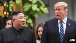 Tổng thống Mỹ Donald Trump (phải) trò chuyện với lãnh đạo Triều Tiên Kim Jong Un trong lúc nghỉ ngơi giữa các cuộc đàm phán tại thượng đỉnh Mỹ-Triều lần 2 ở khách sạn Sofitel Legend Metropole Hà Nội vào ngày 28/2/2019.