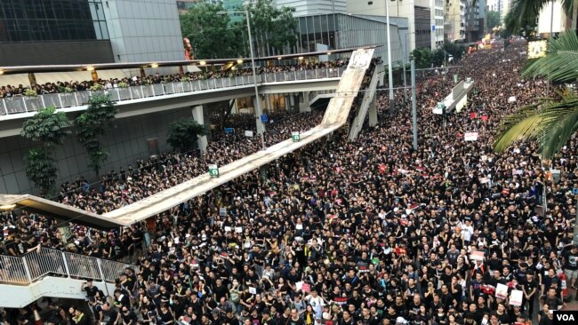 香港反送中示威游行(2019年6月16日资料照片 美国之音汤惠芸拍摄)