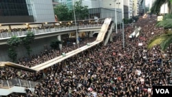 香港6-16黑色反送中大遊行逼爆香港島多條主要幹道，警察總部對開的馬路大批遊行人士向警方喝倒彩。（美國之音湯惠芸拍攝）