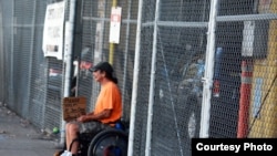 Un sans-abri mendie dans les rues de San Diego, California