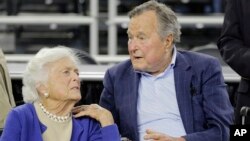 Mantan Presiden AS George H.W. Bush (92 tahun/kanan) dan istrinya Barbara Bush (foto: dok).