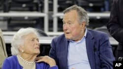 Mantan presiden George H.W. Bush dan istrinya Barbara Bush pada 29 Maret 2015. (Foto: dok.)