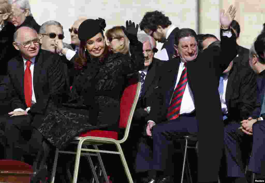 La presidenta argentina Cristina Fern&aacute;ndez saluda antes de la misa inaugural del Papa Francisco.