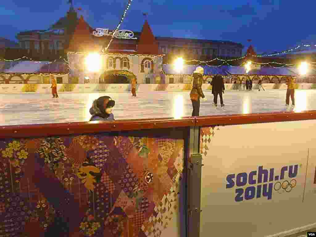 پیست یخ بازی در میدان سرخ مسکو با نمادهای المپیک سوچی تزیین شده است.