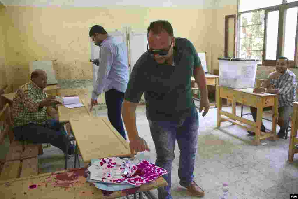 A man votes in Cairo, May 27, 2014. (Hamada Elrasam /VOA)