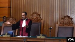 Hakim Sarpin Rizaldi usai menunda sidang praperadilan calon Kapolri Komjen Budi Gunawan di PN Jakarta Selatan (2/2). (VOA/Fathiyah Wardah)