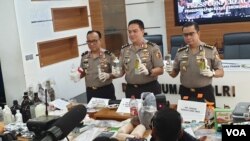 Kepala Divisi Hubungan Masyarakat Polri Inspektur Jenderal Mohammad Iqbal saat menunjukkan sejumlah barang bukti di kantornya, Jakarta, Jumat (18/5).(Foto: VOA/Sasmito)