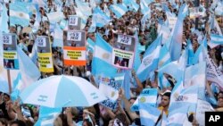 Partidarios del presidente argentino Mauricio Macri, que se postula para la reelección con el partido Juntos Por el Cambio, asisten a su cierre de campaña en Córdoba, Argentina, el jueves 24 de octubre de 2019. 
