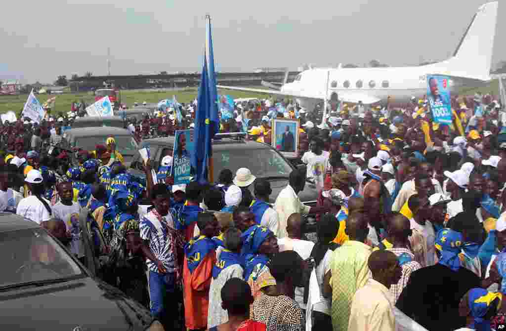 The convoy of Democratic Republic of Congo's incumbent President is surrounded by supporters as he arrives at the Ndolo airport in Kinshasa, November 26, 2011. (AFP)