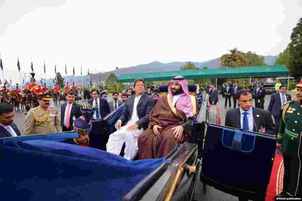 وزیر اعظم عمران خان اور سعودی ولی عہد محمد بن سلمان ایوان صدر کی طرف روانہ ہو رہے ہیں۔