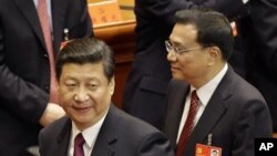 中國國家副主席習近平(左)和副總理李克強在十八大會場內。