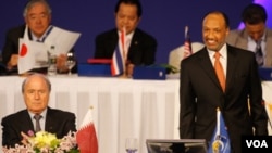 Presiden FIFA Sepp Blatter, kiri, dan Presiden AFC Mohamed bin Hammam, kanan, dalam Kongres AFC ke 23 di Malaysia tahun 2009. Keduanya akan bersaing dalam pemilihan Presiden FIFA tanggal 1 Juni.