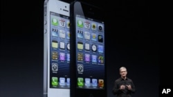 CEO Apple Tim Cook saat memperkenalkan ponsel terbaru Apple, iPhone 5 bulan September tahun lalu (foto: dok). Peluncuran iPhone 5 gagal mendongkrak saham Apple yang terus turun. 