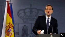 Spanish Prime Minister Mariano Rajoy delivers a statement on Catalan independence at the Moncloa palace, the premier's official residence, in Madrid, Oct. 27, 2015.