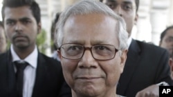 Bangladeshi Nobel laureate Muhammad Yunus arrives in court for a hearing in Dhaka, March 7, 2011