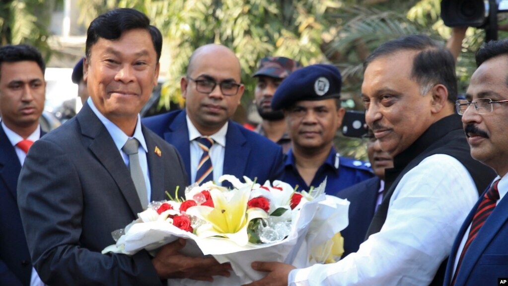 ျမန္မာျပည္ထဲေရး၀န္ႀကီး ဒု-ဗုိလ္ခ်ဳပ္ႀကီးေက်ာ္ေဆြ နဲ႔ ဘဂၤလားေဒ့ရွ္ျပည္ထဲေရး၀န္ႀကီး အဆာဒူဇမန္ခန္းတုိ႔ ဒါကာၿမိဳ႕မွာ ေတြ႔ဆုံစဥ္ (ဓါတ္ပုံ-ေအပီ)