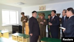 Pemimpin Korea Utara Kim Jong-un memberi arahan di tempat permukiman ilmuwan Wisong di Pyongyang.