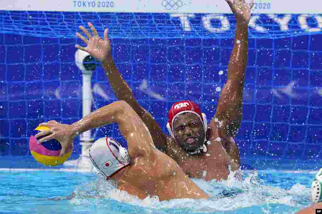 O japonês Keigo Okawa (11) marca contra o guarda-redes da África do Sul Lwazi Madi durante jogo preliminar de pólo aquático masculino. 2 Agosto 2021, Tóquio, Japão. (AP Photo/Mark Humphrey)