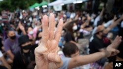 ဘန်ကောက်မြို့မှာ ပြုလုပ်ခဲ့တဲ့ ထိန်းသိမ်းခံ တက်ကြွလှုပ်ရှားသူများ ပြန်လွှတ်ပေးရေး တောင်းဆိုဆန္ဒပြပွဲတခု။ (အောက်တိုဘာ ၂၃၊ ၂၀၂၀)