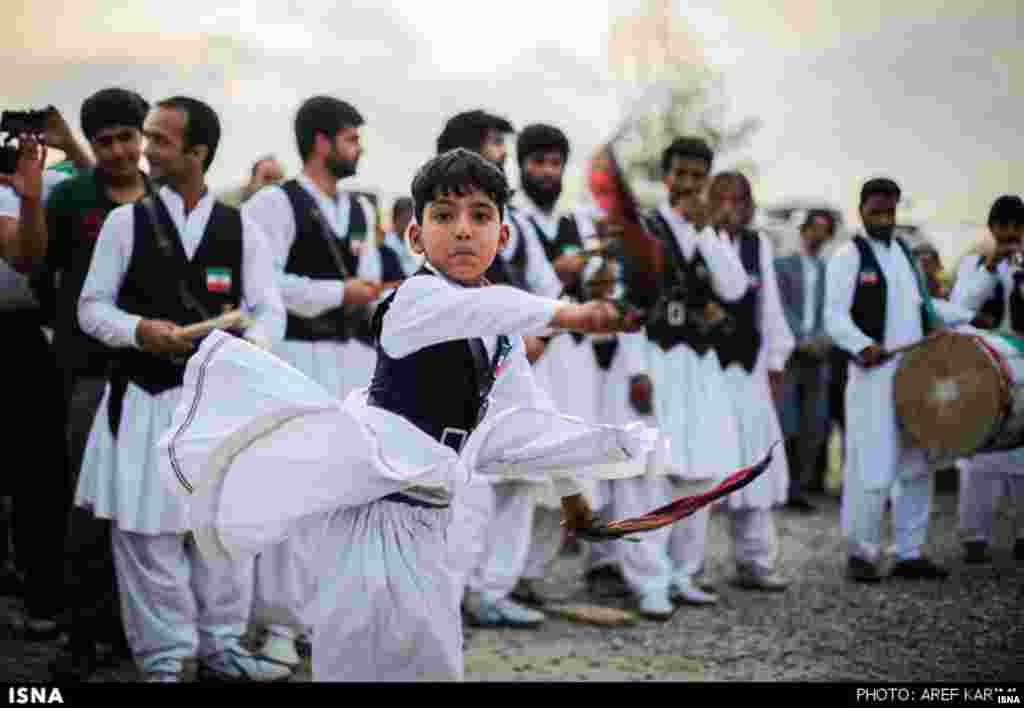 نوجوانی از خراسان در نمایشگاه اقوام که در استان گلستان برگزار شده است، در حال رقص سنتی منطقه خود است. این جشنواره در گرگان برپا شد.