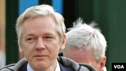 Pendiri WikiLeaks, Julian Assange saat tiba di pengadilan Belmarsh di London, 7 Februari 2011.