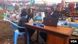 County assembly member Karungo wa Thang'wa meets with constituents at a market outside Nairobi every Tuesday as he waits for the government to pay for an office, Kenya. (G. Joselow/VOA)