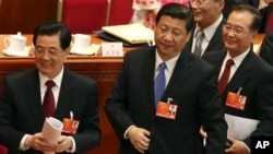 中共總書記習近平(中)﹐中國國家主席胡錦濤(左)與中國總理溫家寶(右)於2013年3月5日人大開幕式後。