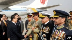 چینی وزیراعظم کے استقبال کے لیے تینوں مسلح افواج کے سربراہان بھی ہوائی اڈے پر موجود تھے