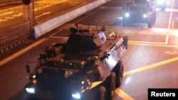 在香港空前政治危机的敏感时期，解放军驻港部队星期四（8月29日）凌晨从深圳进驻香港。官方称，这是驻港部队第22次年度例行轮换。