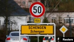 Papan penunjuk jalan di Schengen, Luxembourg, 27 Januari 2016. (Foto: dok). 