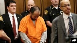 Ariel Castro (C) enters the courtroom for his arraignment in Cleveland, Ohio, June 12, 2013.