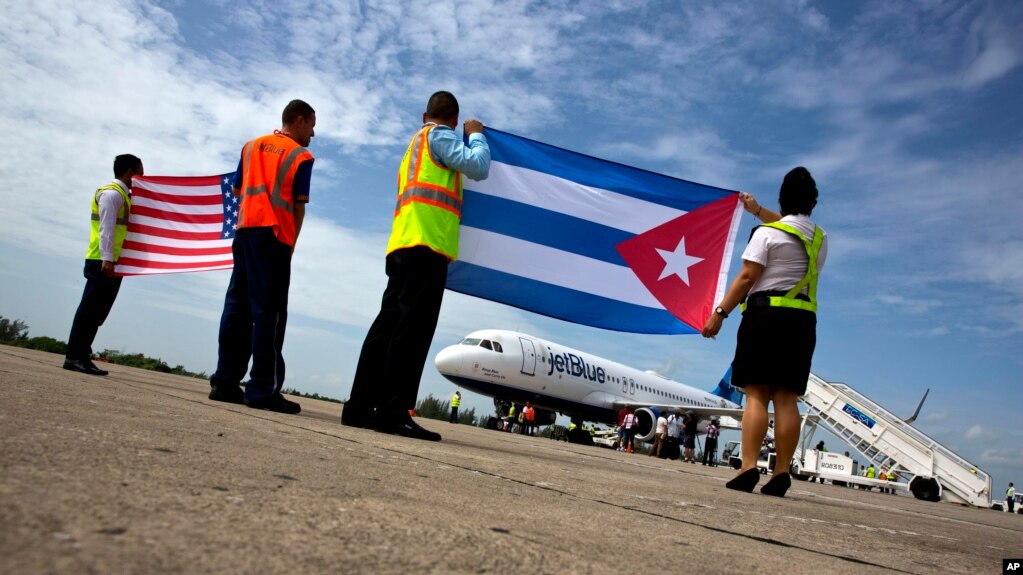 Máy bay của hãng hàng không JetBlue hạ cánh xuống sân bay ở Cuba hôm 31/8/2016. Đây là chuyến bay thương mại đầu tiên của Mỹ tới Cuba sau hơn 5 thập kỷ cấm vận.