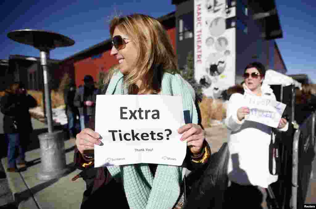 Seorang perempuan mencoba membeli tiket untuk melihat film di MARC Theatre di Festival Film Sundance di Park City, Utah (18/1). (Reuters/Jim Urquhart)
