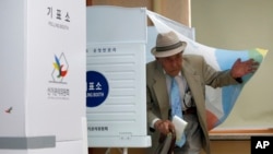Cử tri Hàn Quốc đi bỏ phiếu tại Seoul, ngày 13/4/2016. 