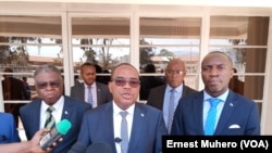 Le gouverneur Theo Ngwabidge devant les journalistes, dans le Sud-Kivu, le 16 août 2019. (VOA/Ernest Muhero)