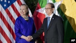 Menlu AS Hillary Clinton saat bertemu Presiden Burma Thein Sein pada KTT ASEAN di Kamboja (foto: dok). Presiden Thein Sein berencana menghadiri Sidang Umum PBB di New York bulan depan.