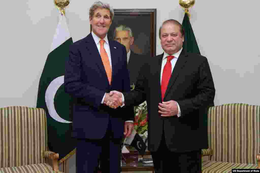 امریکی وزیر خارجہ جان کیری کے جنوری میں دورہ پاکستان کے موقع پر وزیر اعظم نواز شریف سے ہاتھ ملا رہے ہیں۔