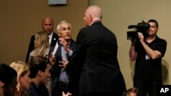 Un agent de sécurité de Donald Trump fait sortir Jorge Ramos d'une conférence de presse du candidat dans l'Iowa (25 août 2015)