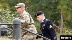Le soldat Bergdahl arrive au tribunal à Fort Bragg, en Caroline du Nord, États-Unis, le 16 octobre 2017.