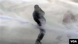 La policía usó cañones de agua para dispersar a los manifestantes que protestan en Bruselas el comienzo de la Cumbre.