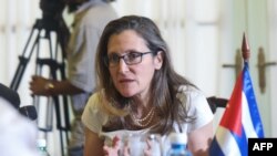 La ministra de Relaciones Exteriores de Canadá, Chrystia Freeland, hace un gesto durante una reunión con el Ministro de Relaciones Exteriores de Cuba, Bruno Rodríguez en La Habana, el 16 de mayo de 2019. 