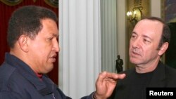 Kevin Spacey con Hugo Chávez en septiembre de 2007, en el Palacio de Miraflores.