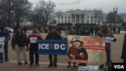 Protesters gather outside the White House in Washington Jan. 15, 2016, calling for an end to immigration raids. (K. Gypson/VOA) 