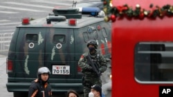 守卫在北京三里屯的武警。（2015年12月27日）