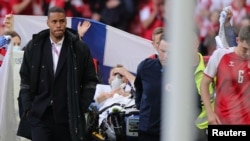 کریستیان اریکسن، بازیکن تیم فوتبال دنمارک پس از آنکه در میدان مدهوش شد، به شفاخانه منتقل گردید.