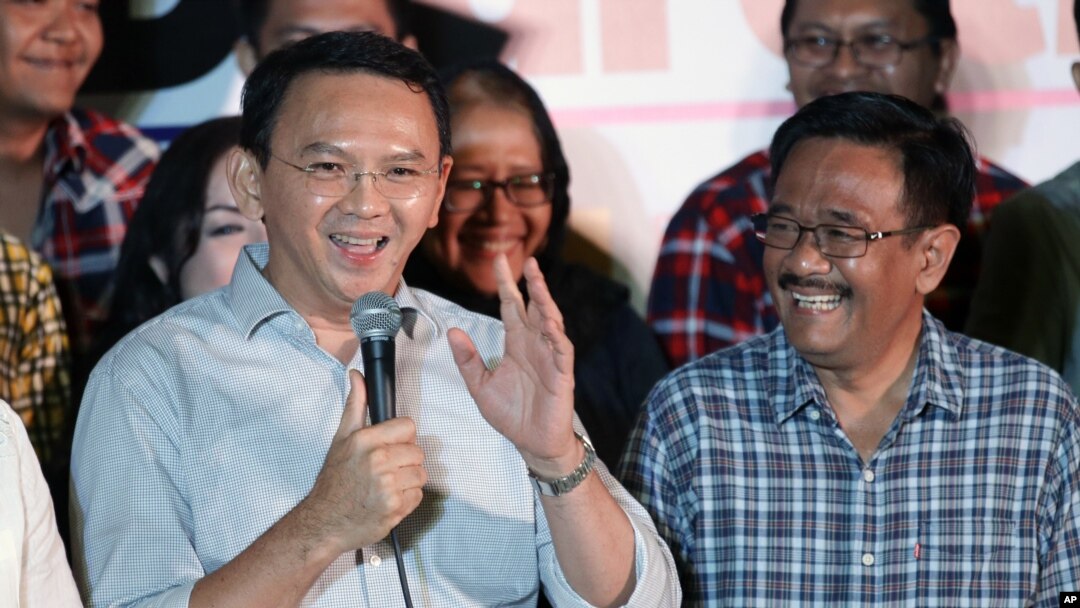 Gubernur Jakarta Basuki "Ahok" Tjahaja Purnama, didampingi wakilnya Djarot Saiful Hidayat dalam konferensi pers di Jakarta, Rabu, 17 April 2017. (AP Photo/Dita Alangkara)